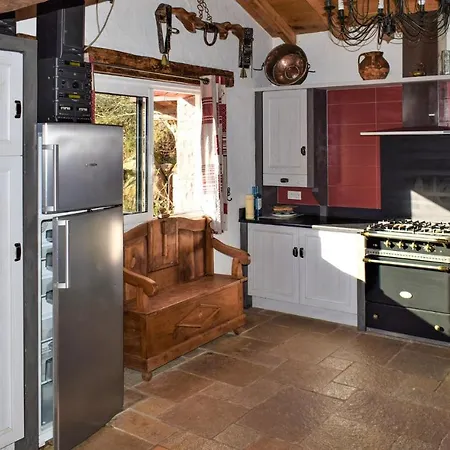 2 Bedroom Cozy In בית נופש בידארה